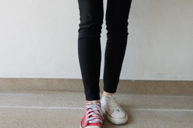 Komik farklı spor ayakkabı, zemin veya kat arka plan üzerinde kırmızı ve beyaz spor ayakkabı 
