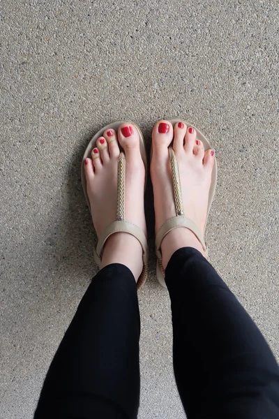 Ženské nohy nosit bačkory nebo flip-flop venkovní červené nehty — Stock fotografie