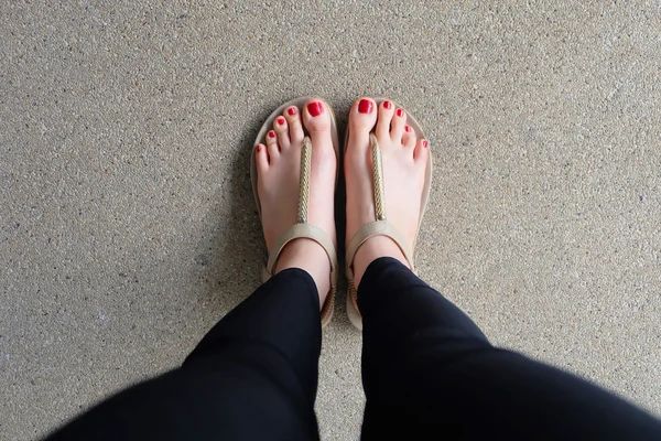 Ženské nohy nosit bačkory nebo flip-flop venkovní červené nehty — Stock fotografie