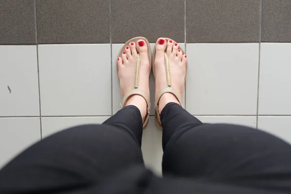 女性脚穿着拖鞋或拖鞋户外红色指甲 — 图库照片