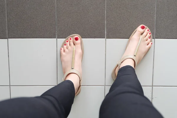 女性脚穿着拖鞋或拖鞋户外红色指甲 — 图库照片