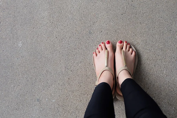 Kobiece stopy nosić kapcie lub flip-flop odkryty czerwone paznokci — Zdjęcie stockowe