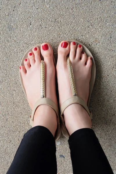Női láb rajta papucs, vagy flip-flop kültéri piros köröm — Stock Fotó