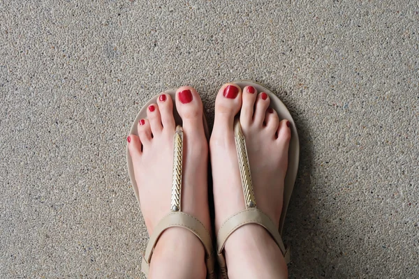 スリッパやフリップフ ロップ屋外の赤い爪を身に着けている女性の足 — ストック写真