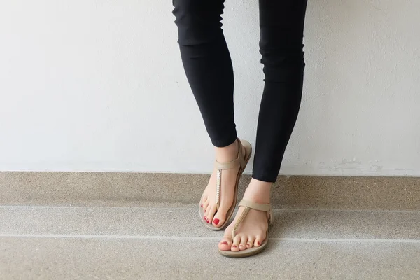 Γυναικεία πόδια φορώντας παντόφλες ή flip-flop υπαίθρια κόκκινο νυχιών — Φωτογραφία Αρχείου