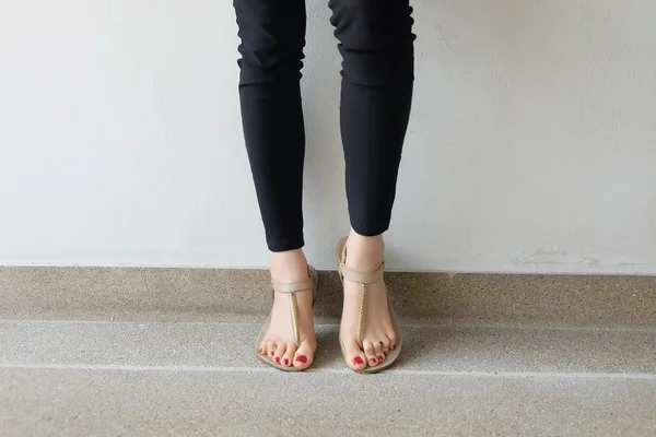 Piedi femminili che indossano pantofole o infradito all'aperto chiodo rosso — Foto Stock