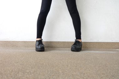 Moda ayakkabıları kadın bacaklar. Açık moda siyah ayakkabı kavramı katta