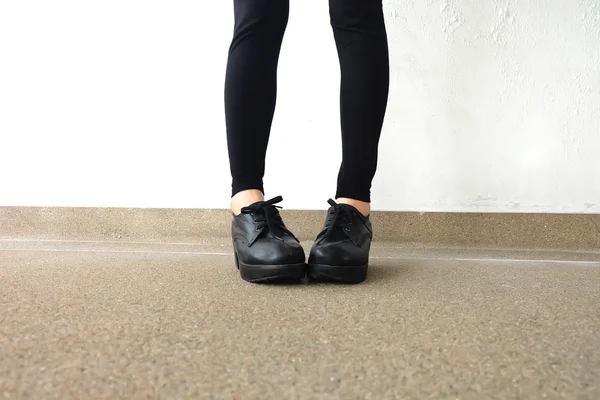 时尚鞋中的女腿。户外时尚黑色鞋概念在地板上 — 图库照片