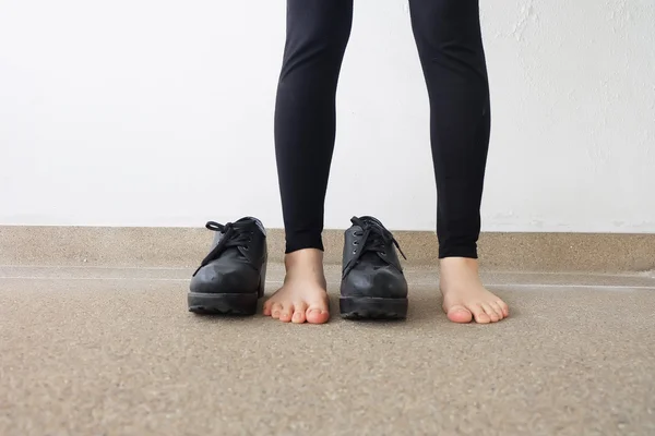 Γυναικεία πόδια σε παπούτσια μόδας. Εξωτερική Μόδα μαύρα παπούτσια έννοια στο πάτωμα — Φωτογραφία Αρχείου