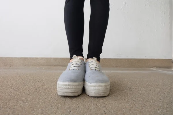 若いファッション ジーンズとスニーカー階で女性の足 — ストック写真