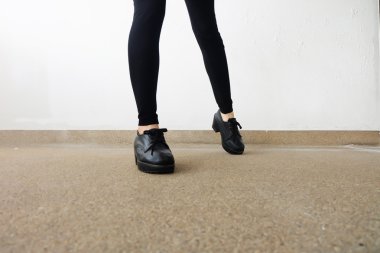 Moda ayakkabıları kadın bacaklar. Açık moda siyah ayakkabı kavramı katta