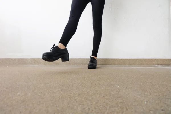 Frauenbeine in Modeschuhen. Outdoor-Mode schwarze Schuhe Konzept auf dem Boden — Stockfoto