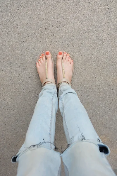 Arany Shoes (papucs) a Girl lábak és lábak a földön — Stock Fotó