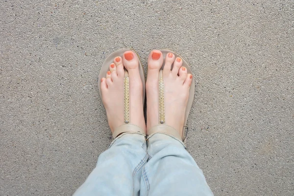 Zlaté boty (pantofle) na dívkách nohou a nohách na zemi — Stock fotografie