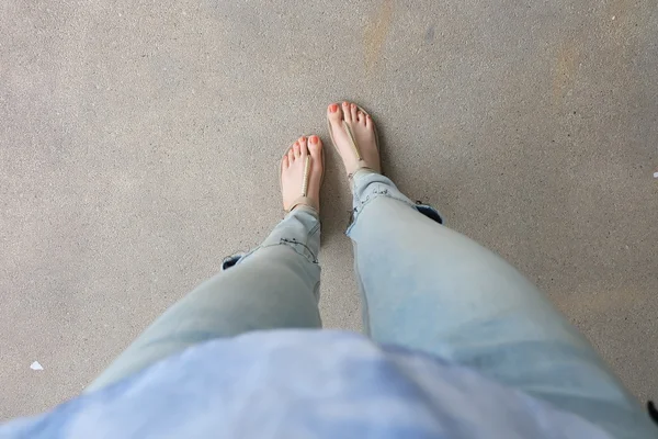 Gold Shoes (Slippers) on Girl  Legs and Feet on the Ground — Stock Photo, Image