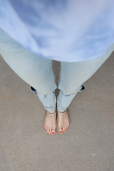 Gold Shoes (Slippers) on Girl  Legs and Feet on the Ground — Stock Photo, Image