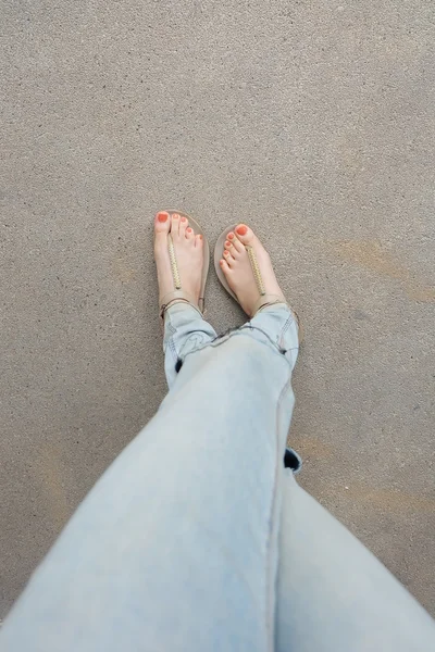 Zapatos de oro (zapatillas) en piernas y pies de niña en el suelo — Foto de Stock