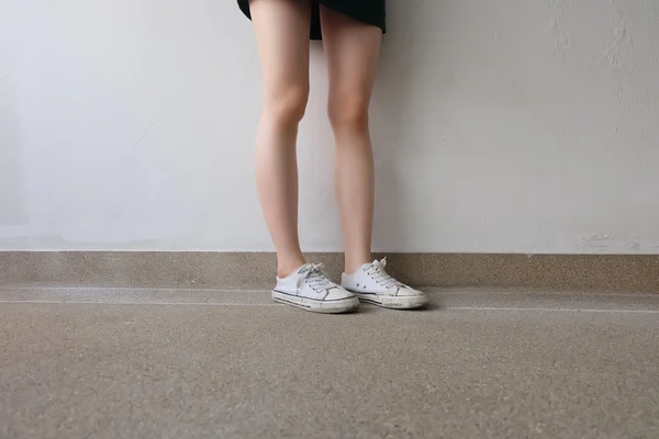 White Sneakers on Girl Legs on the Ground — Stock Photo, Image