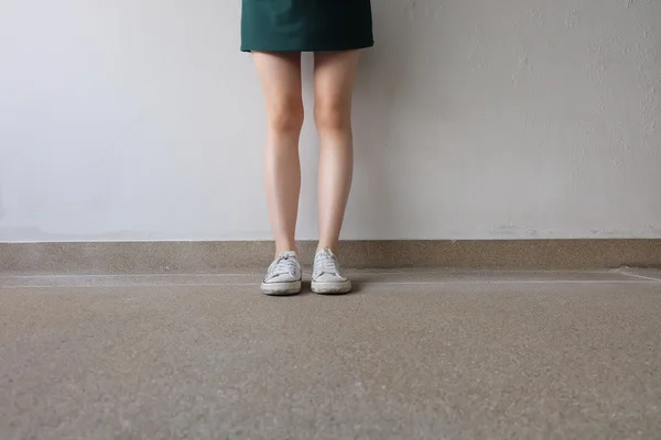 White Sneakers on Girl Legs on the Ground — Stock Photo, Image