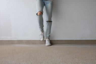 Mavi kot Genç moda kadın bacaklar ve katta beyaz Sneakers 