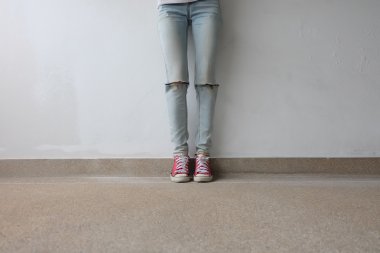 Mavi kot ve yerde kırmızı Sneakers genç moda kadın bacaklar 