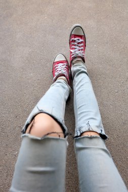 Mavi kot ve yerde kırmızı Sneakers genç moda kadın bacaklar 