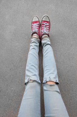 Mavi kot ve yerde kırmızı Sneakers genç moda kadın bacaklar 