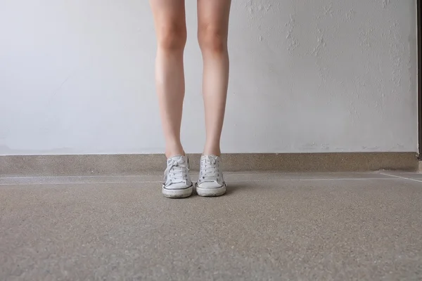 White Sneakers on Girl Legs on the Ground — Stock Photo, Image