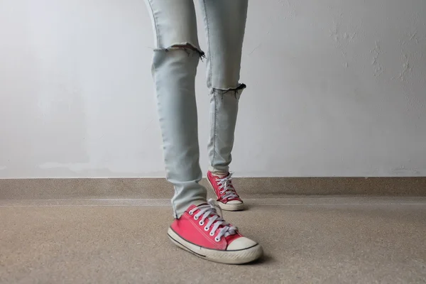 Fiatal Fashion Női lábak Blue Jeans és a Red cipők a floor — Stock Fotó