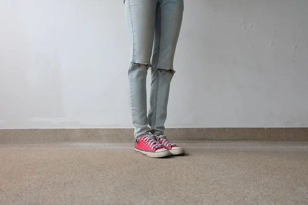 Fiatal Fashion Női lábak Blue Jeans és a Red cipők a floor — Stock Fotó