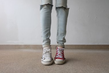 Mavi kot ve beyaz, yerde kırmızı Sneakers genç moda kadın bacaklar 