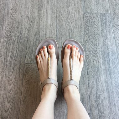 Zemin arka planda sandalet kadın ayak 