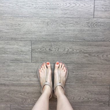 Zemin arka planda sandalet kadın ayak 