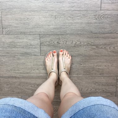 Zemin arka planda sandalet kadın ayak 