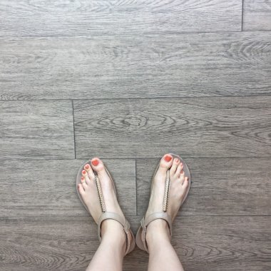 Zemin arka planda sandalet kadın ayak 