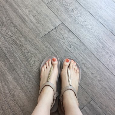 Zemin arka planda sandalet kadın ayak 