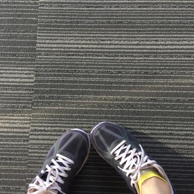 Halı zemin, Closeup ayakkabıları üzerine çalışan kadın Runner