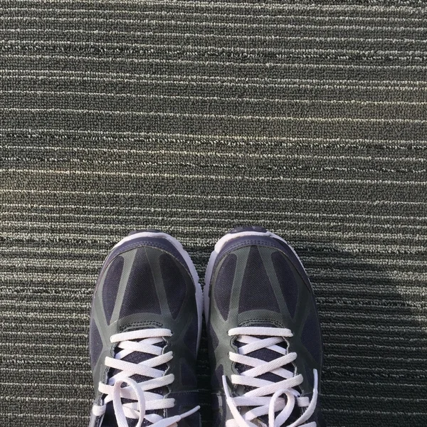 Futó szőnyeg háttér, Közelkép a cipő női futó — Stock Fotó