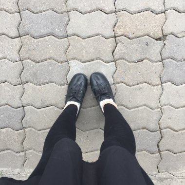 Selfie ayaklar zemin arka planda kadın için siyah ayakkabı giyiyor 