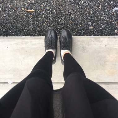 Selfie ayaklar zemin arka planda kadın için siyah ayakkabı giyiyor 