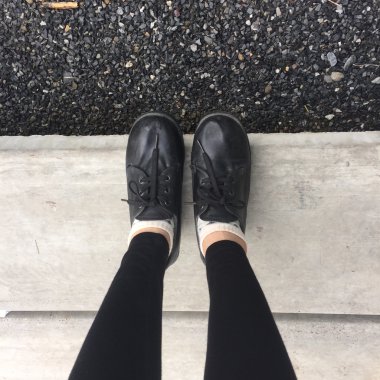 Selfie ayaklar zemin arka planda kadın için siyah ayakkabı giyiyor 