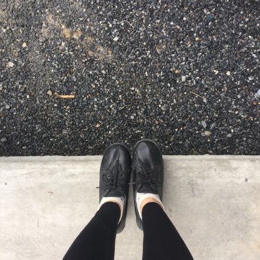 Selfie ayaklar zemin arka planda kadın için siyah ayakkabı giyiyor 