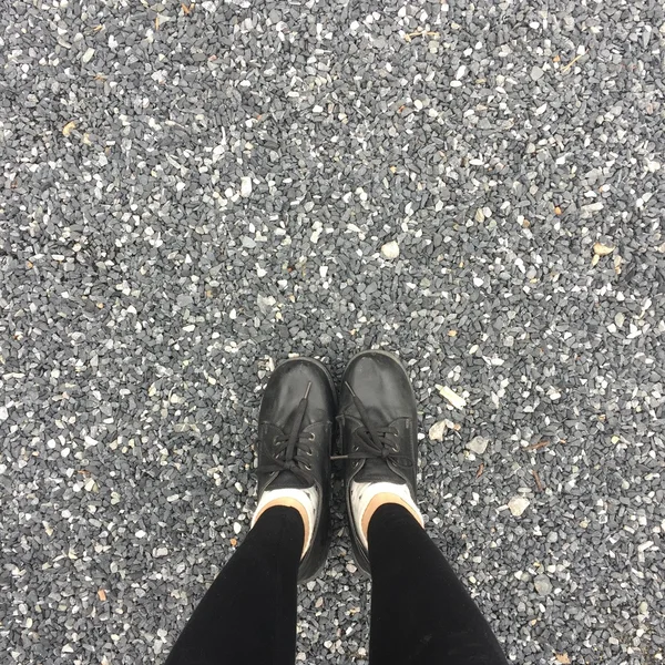 Selfie Feet noszenie czarnego buta dla kobiety na tle podłogi — Zdjęcie stockowe