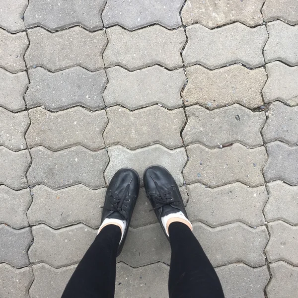 Selfie fötter bär svart sko för kvinna på golvet bakgrund — Stockfoto