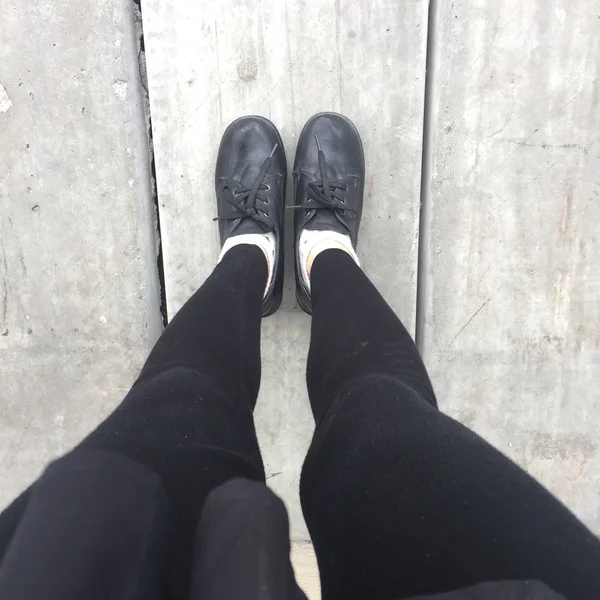 Selfie Feet noszenie czarnego buta dla kobiety na tle podłogi — Zdjęcie stockowe