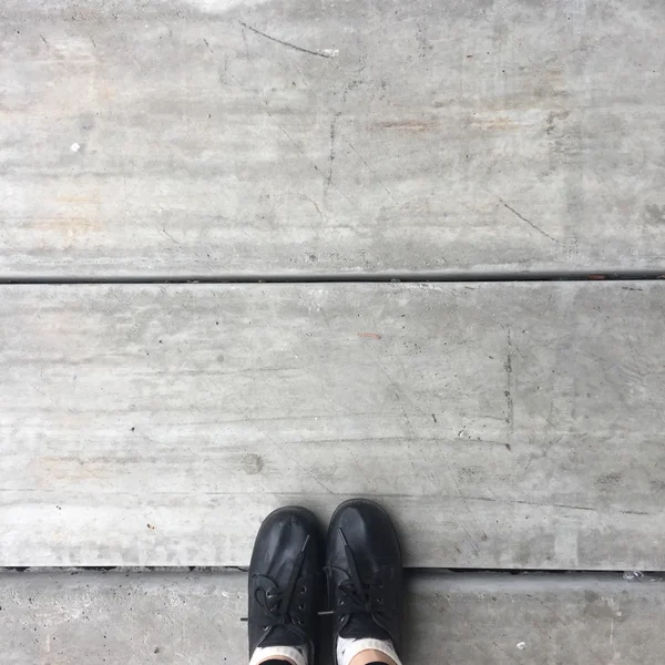 Селфи в черном ботинке для женщины на фоне пола — стоковое фото