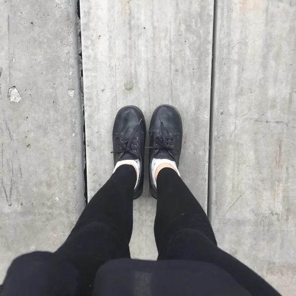 Pies selfie con zapato negro para mujer en el fondo del piso — Foto de Stock