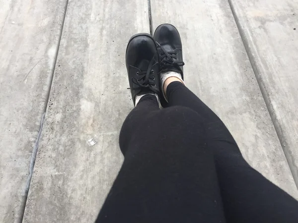 Πόδια selfie φορώντας μαύρο παπούτσι για γυναίκα στο πάτωμα φόντο — Φωτογραφία Αρχείου