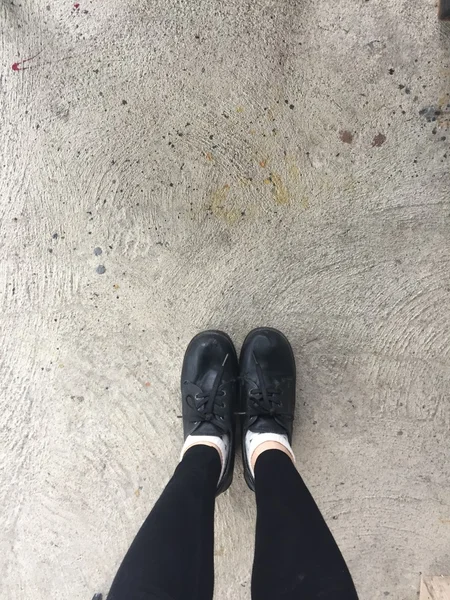 Selfie Feet visel fekete cipő nő a padló háttér — Stock Fotó