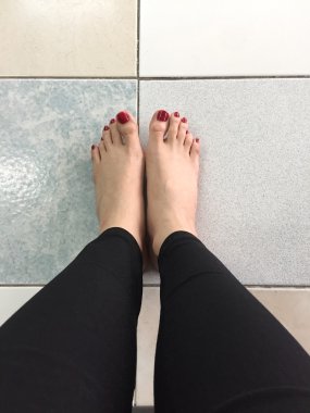 Selfie Bare ayaklar zemin arka planda 